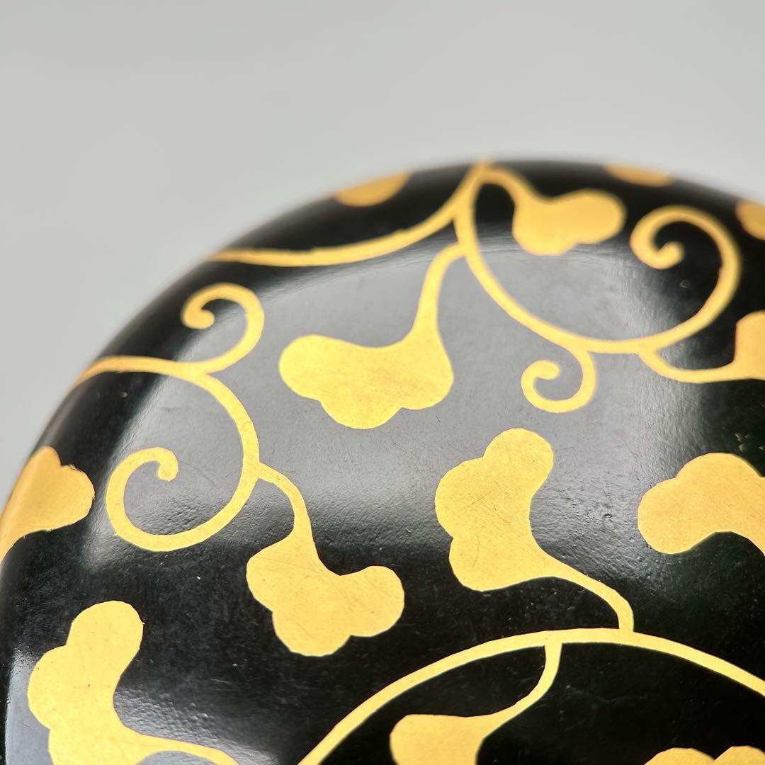 A066茶道具　黒漆塗　金彩蒔絵　草文　香合　時代箱付