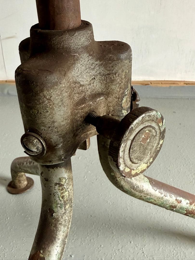 鉄脚 椅子 モケットチェア 電車？