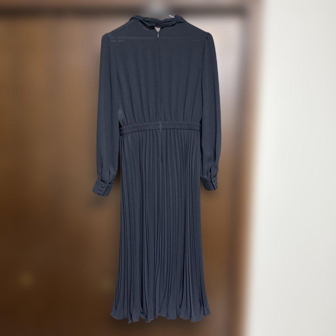 新品未使用　佳子様ワンピース ネイビーリボン付きプリーツワンピース