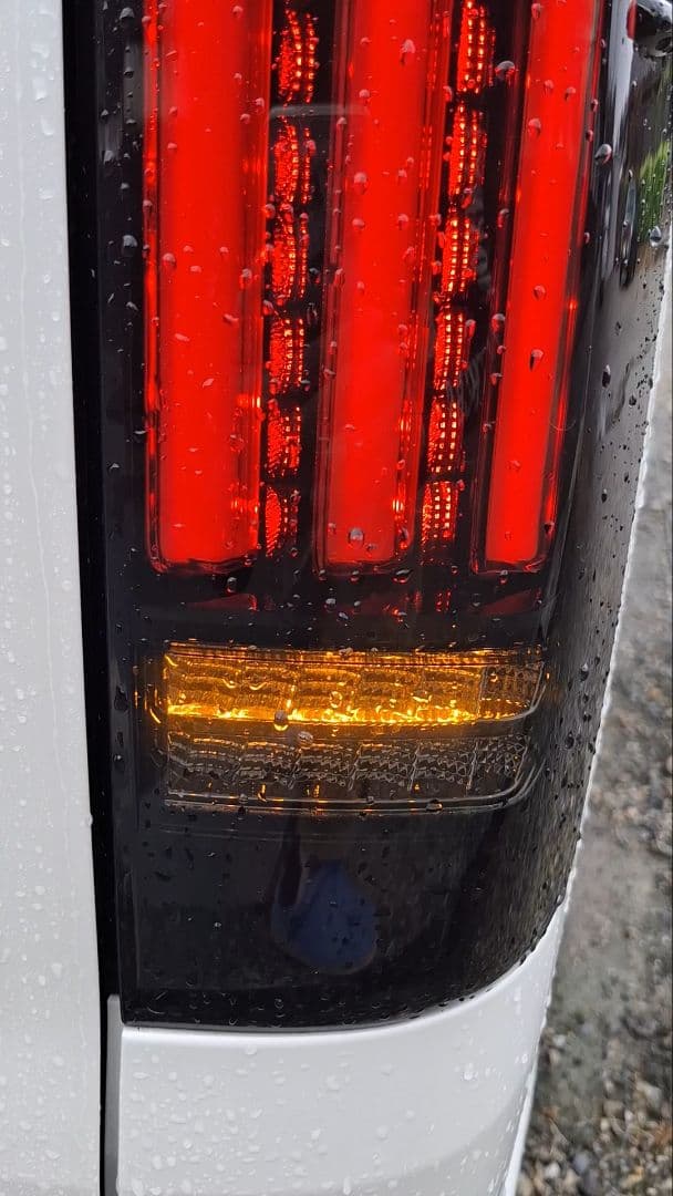 ハイエース スモークテールランプ シーケンシャルタイプ