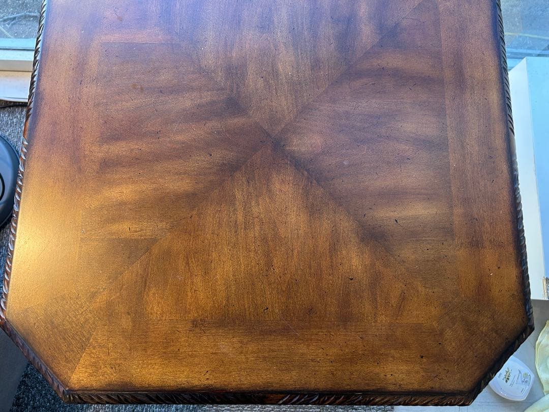 アンティーク調テーブル　西洋家具　彫刻装飾付き サイドテーブル