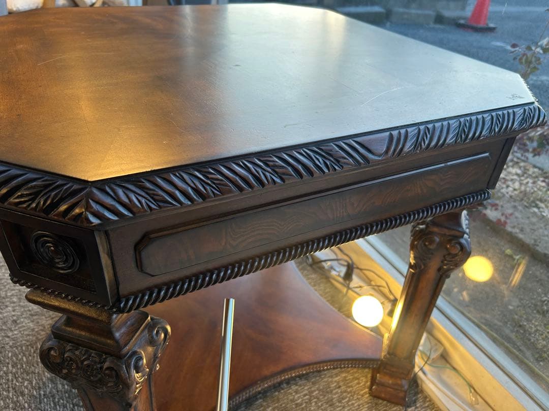 アンティーク調テーブル　西洋家具　彫刻装飾付き サイドテーブル