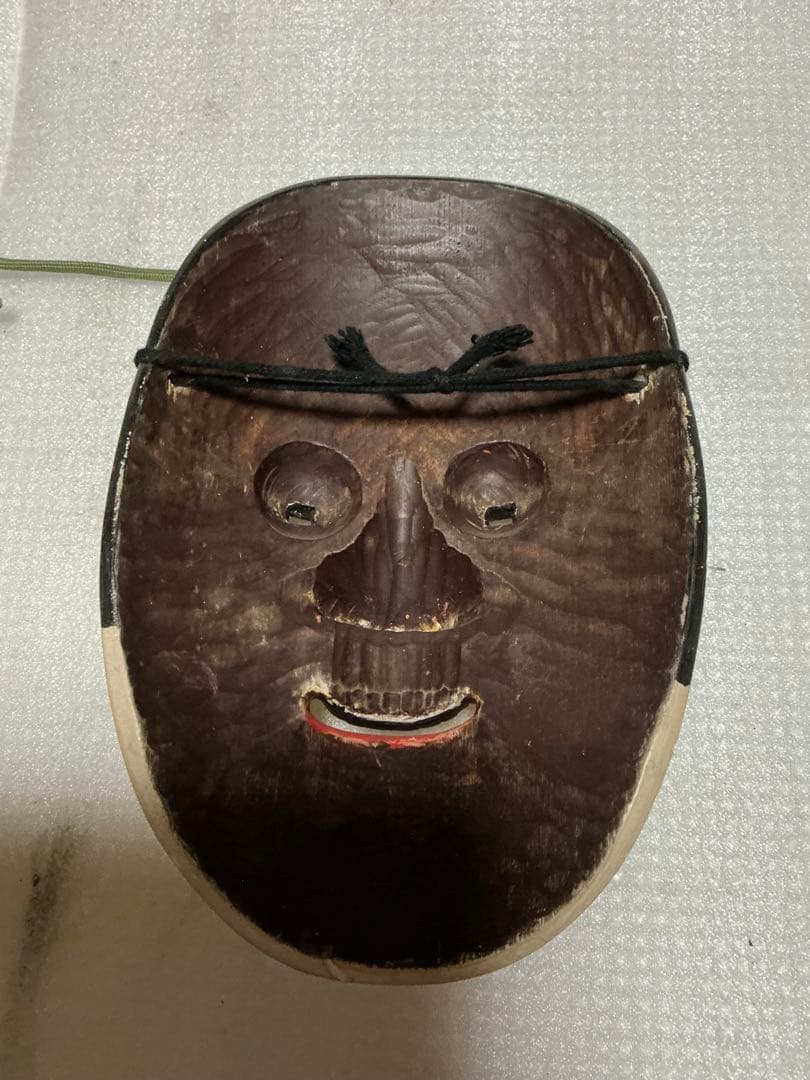 能面２つセット。木製。【中古品　古民家より譲り受けました】。