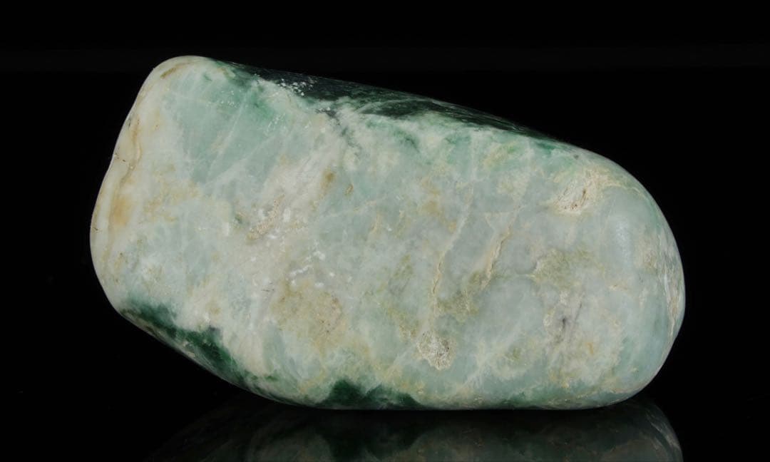 糸魚川産 天然翡翠石 共箱・台座付 美麗濃緑色 鑑賞石 原石 水石 飾石 逸品