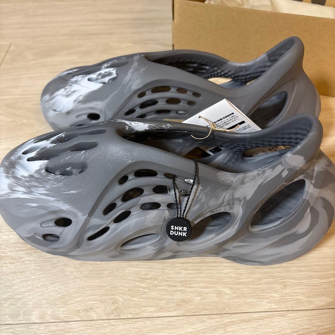 新品未使用　アディダス YEEZY FORMRUNNER 27.5