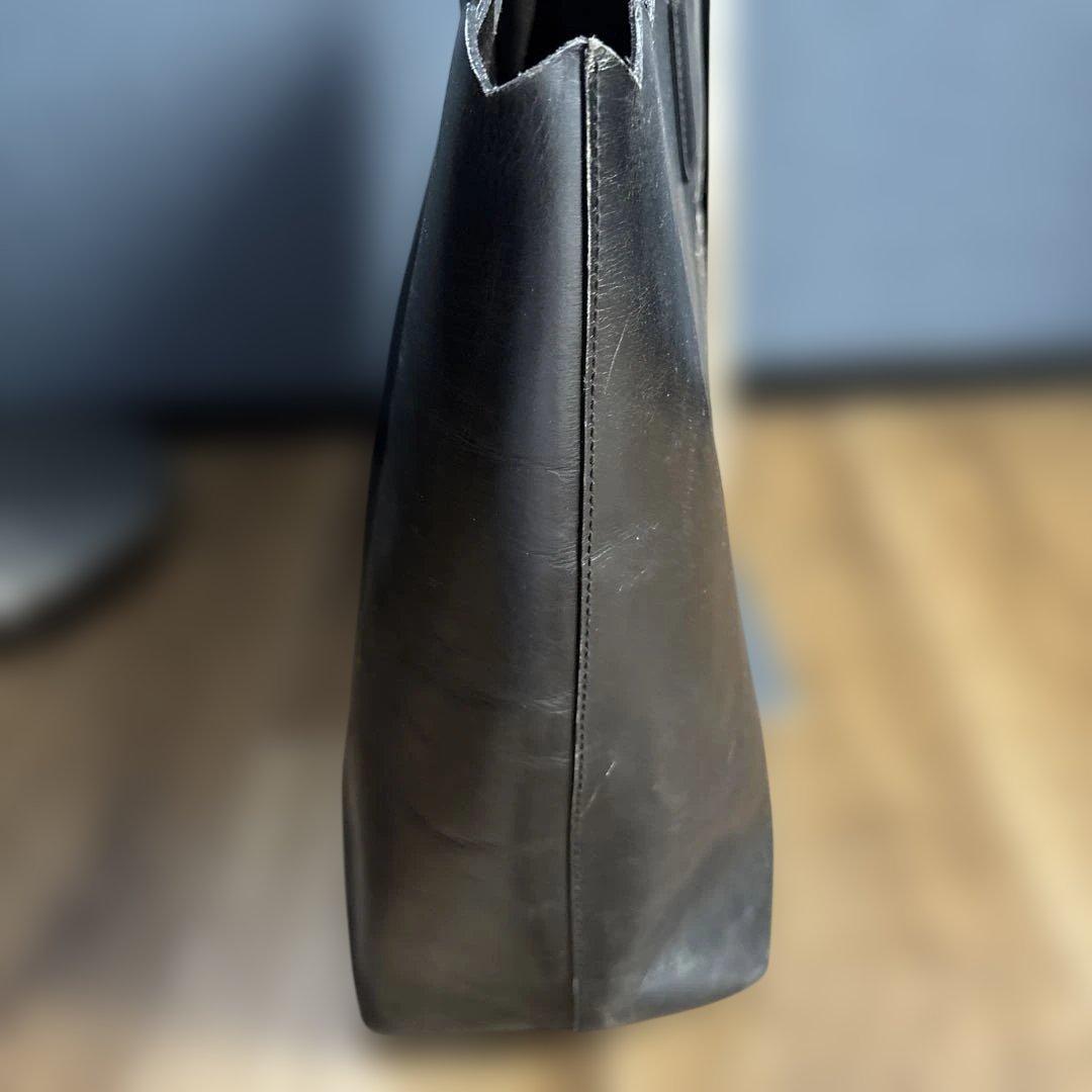 PRADAトートバッグ型抜きロゴ