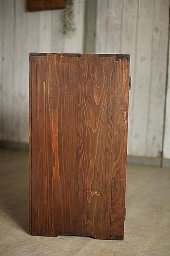 古い小ぶりな木枠のモールガラス戸棚　収納棚　食器棚　キャビネット　古家具