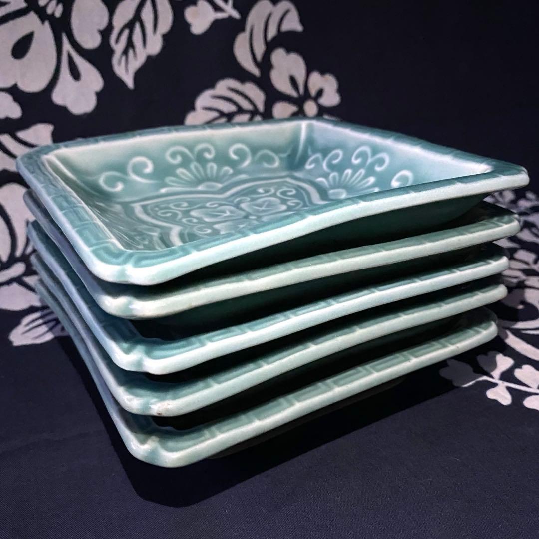 骨董・アンティーク　渋草焼　陽刻の美しい五陶青磁　四角皿　五客組　花唐草紋様