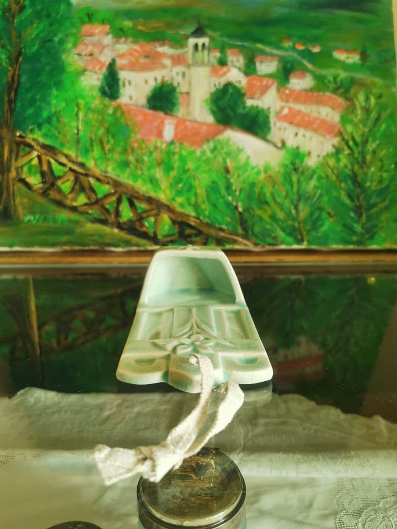 アンティーク 美しい青磁色 聖水入れ 百合紋様 十字架レリーフ 貫入 麻紐付