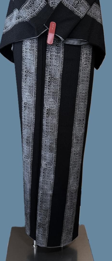 着物９　東レ　こむさでもーど　よろけ縞アラベスク調袷着物　黒　身丈１６７裄丈６７
