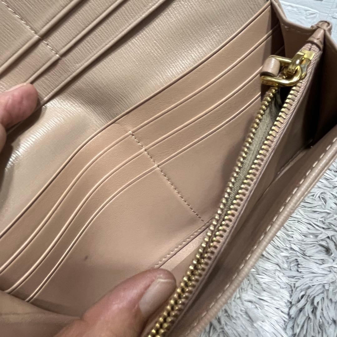 美品✨PRADA 長財布　バイカラー　メタルロゴ　カードケース　ヌードベージュ