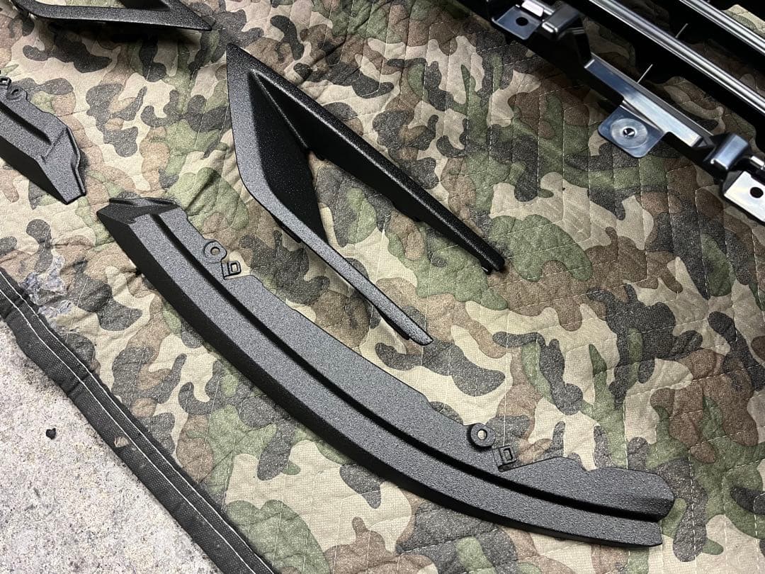 かあず新型デリカD5 後期　フロントグリル フォグベゼル　ラプター塗装