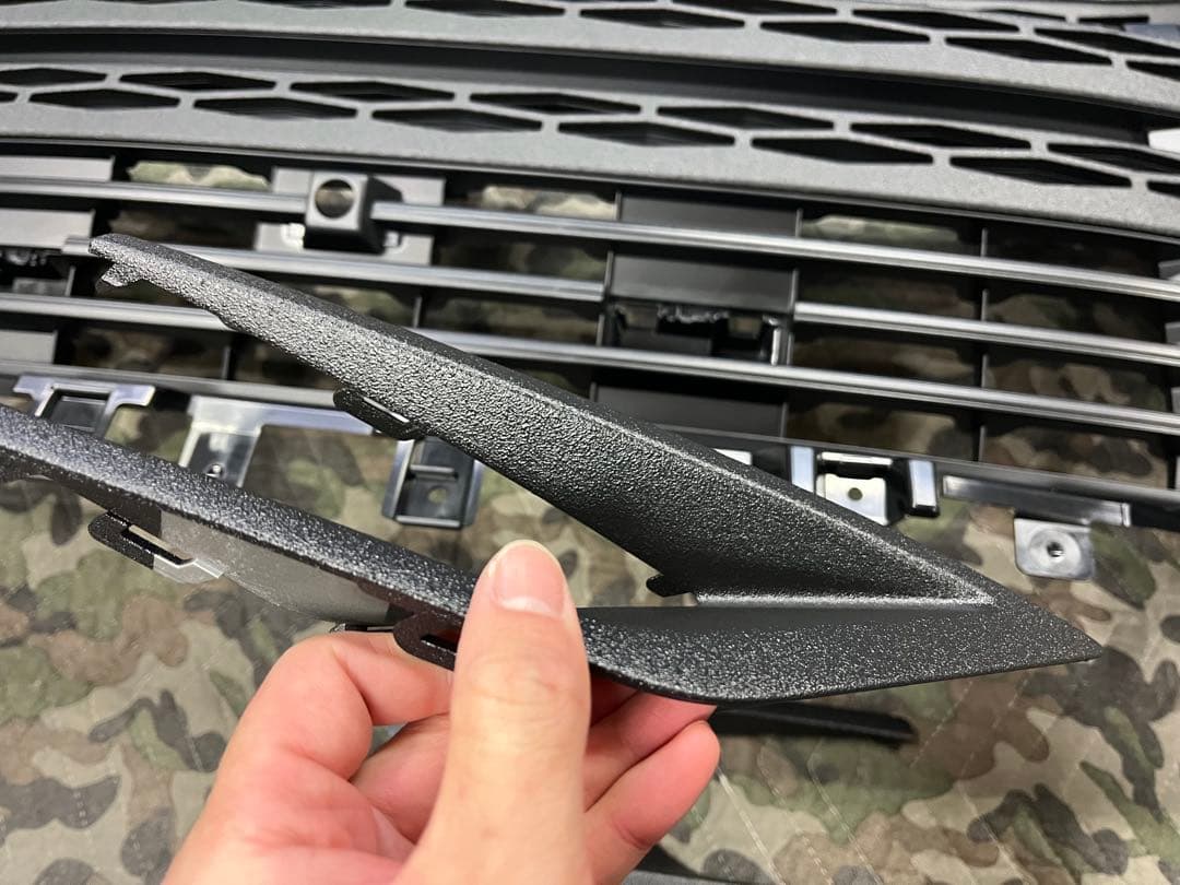 かあず新型デリカD5 後期　フロントグリル フォグベゼル　ラプター塗装