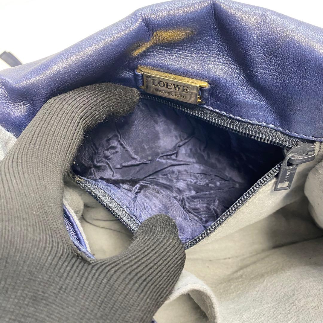 ロエベ ネイビー ナッパレザーショルダーバッグ アナグラム メタリック