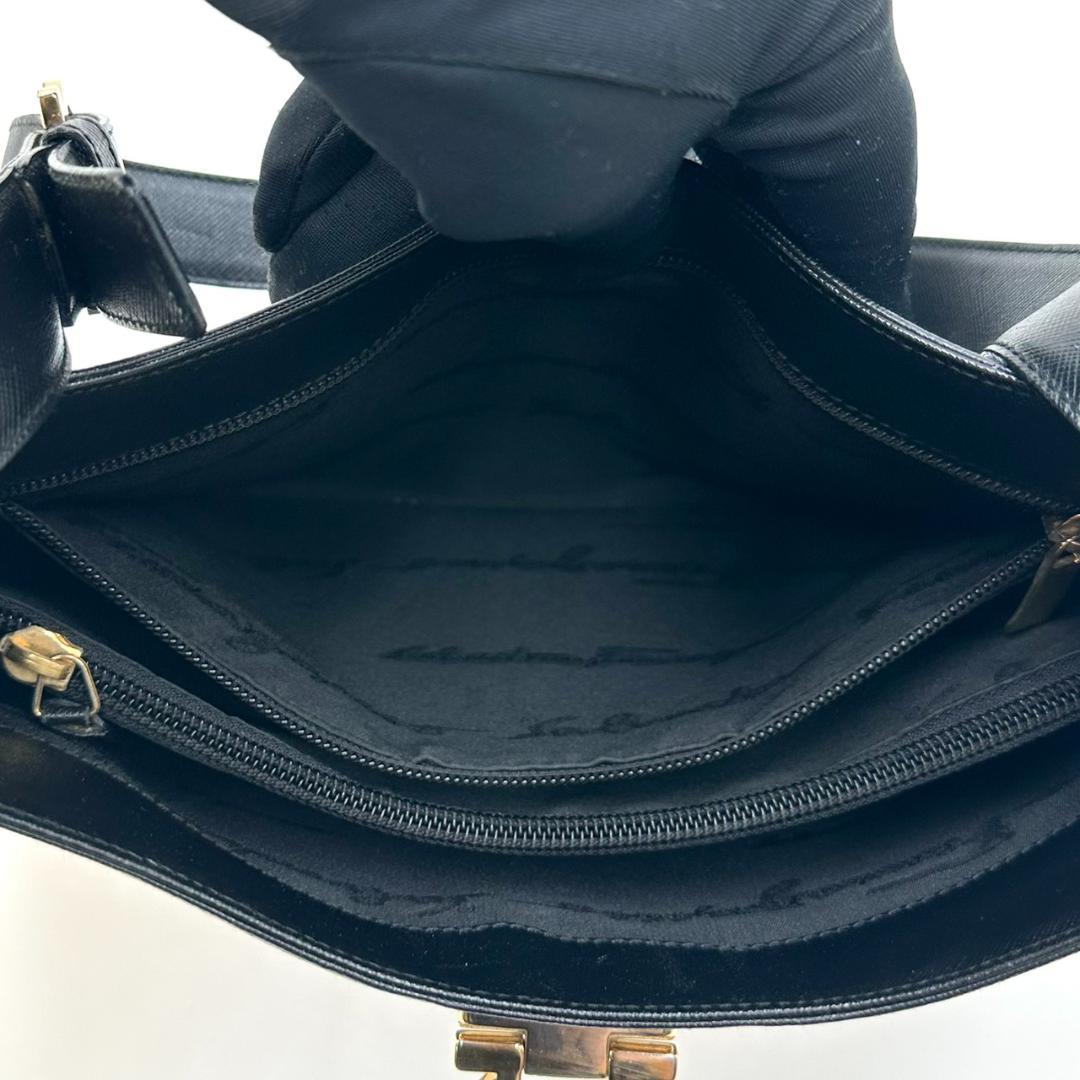 サルヴァトーレフェラガモ ガンチーニ ワンショルダーバッグ 黒 ゴールド金具