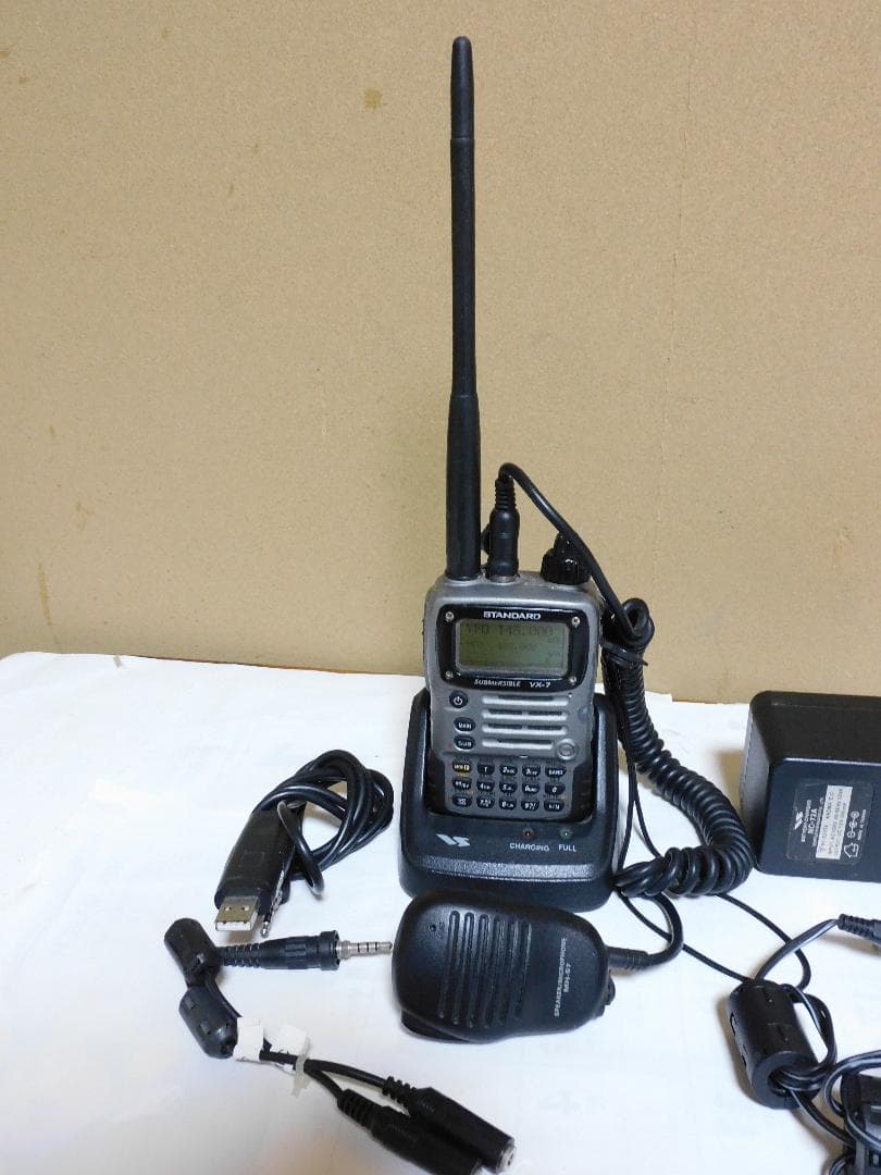 STANDARD製50/144/430MHz帯アマチュア無線ハンディ機VX-7