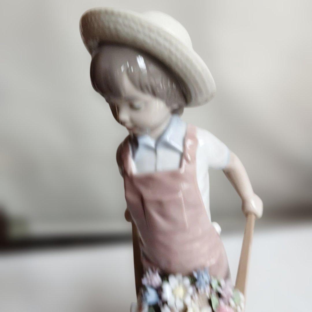 陶器製 子供の像 花手押し車