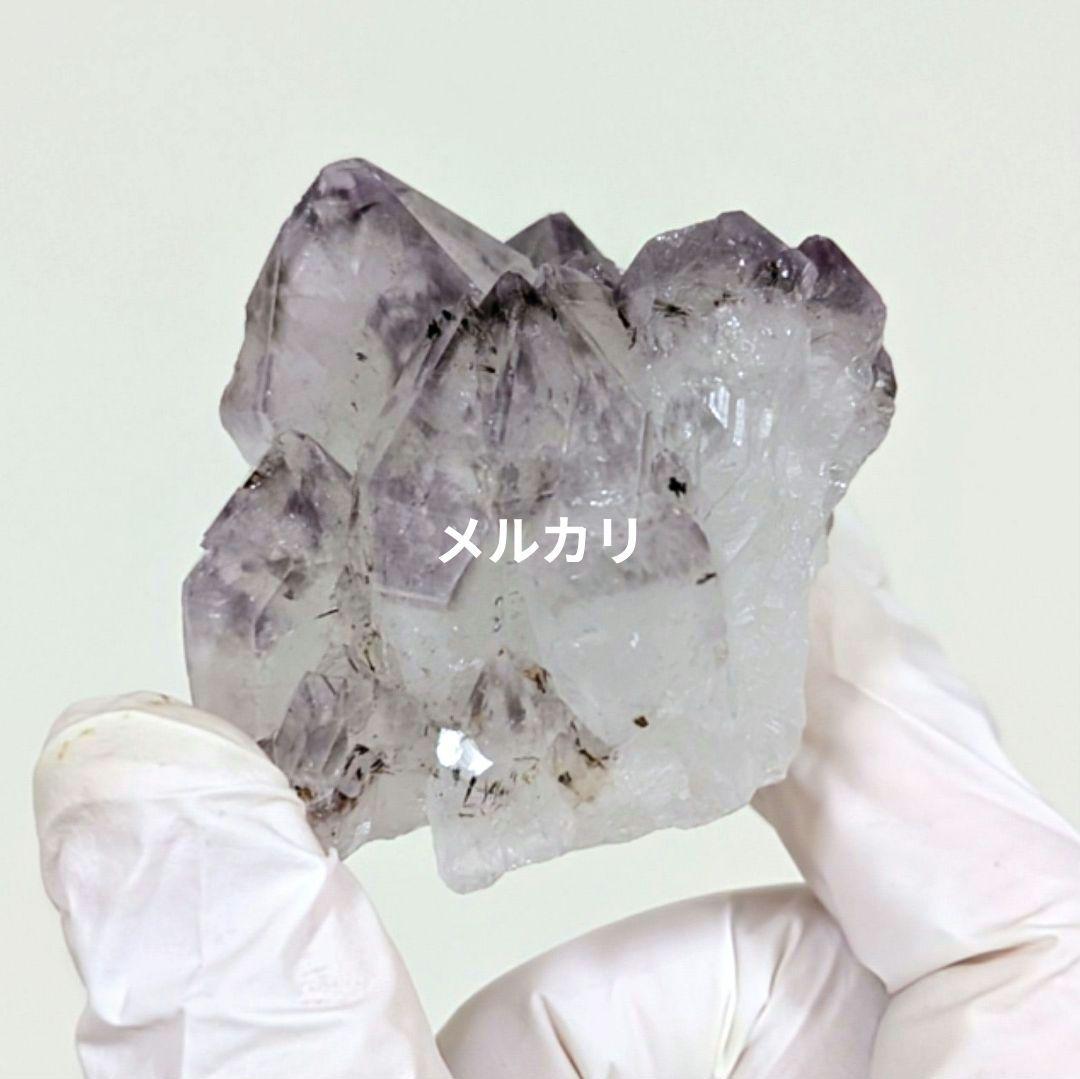 特徴的なアメジスト原石（扇形状内包物入り）