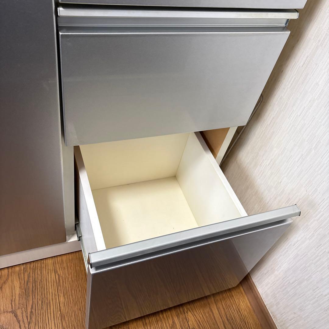 MEGUシルバー・ホワイト 食器棚 ガラス扉付き