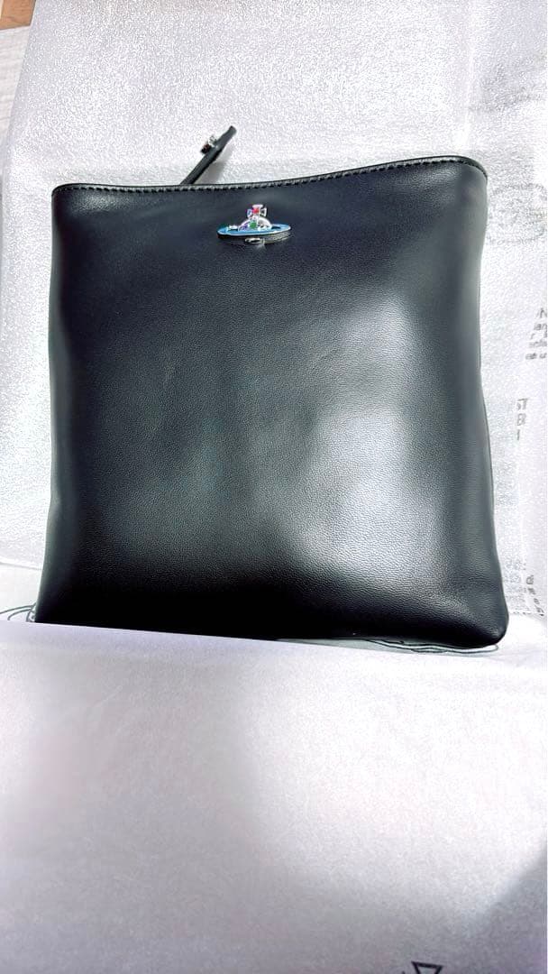 E*i様 ヴィヴィアン　ブラックレザーショルダーバッグ　男女問わずいけます！　レ