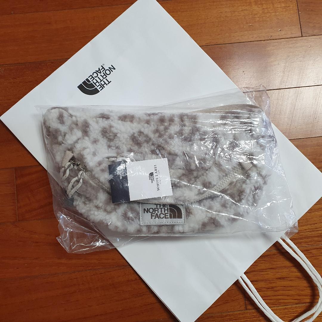 海外！ノースフェイス　ボディバッグ　ショルダーバッグ　レオパード柄　ベージュ