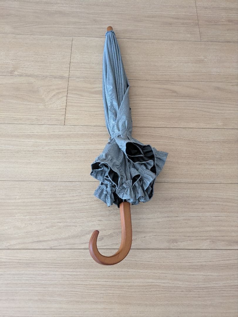 サンバリア100　折りたたみ日傘 ２段折 フリル フロスト　グレー　木曲がり手元