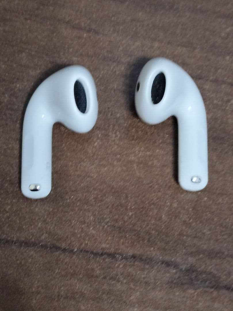 AirPods4（ANC）本体、イヤホン付 外装に汚れあり