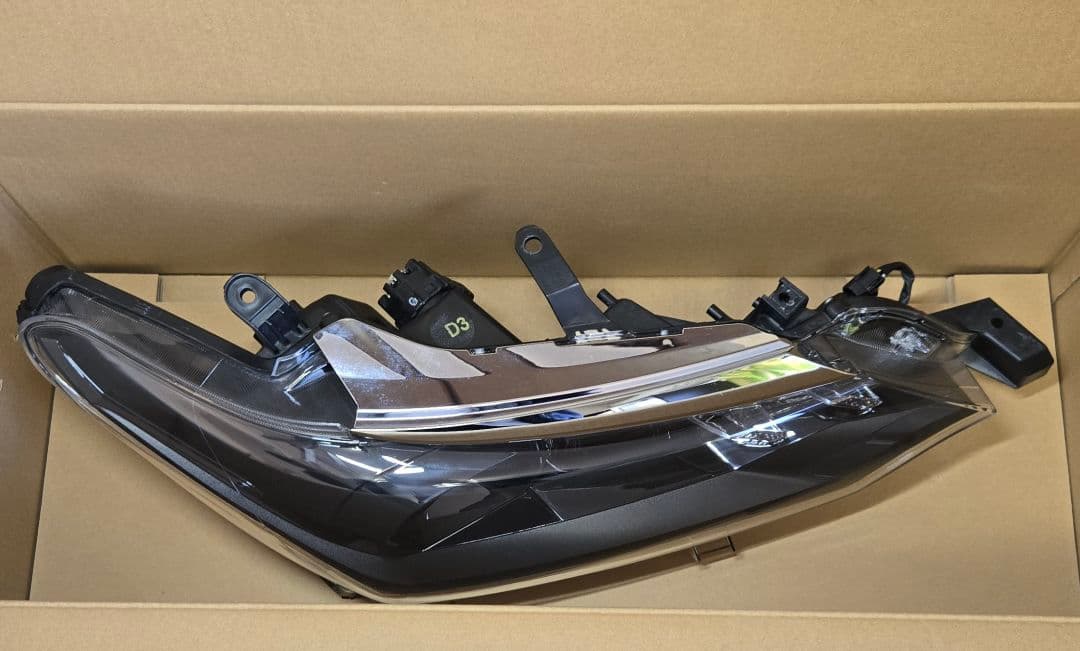 アクシオ 右ヘッドライトLED