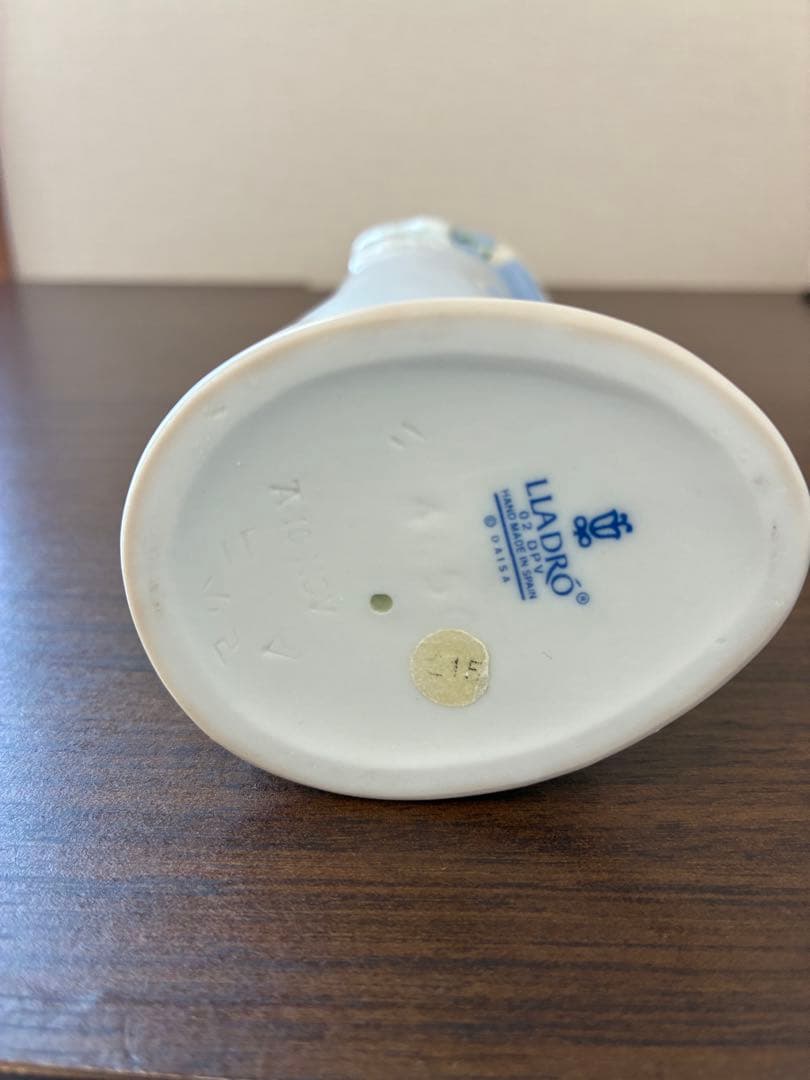 リヤドロ人形　百合を持つマリア像