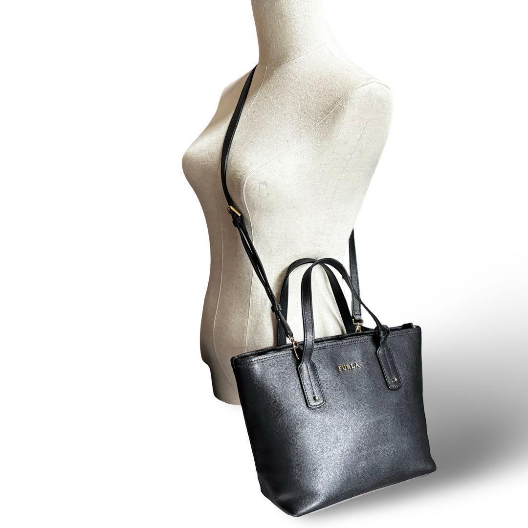 【美品】フルラ　リンダ　2way ショルダーバッグ トート　ロゴ金具　PVC黒