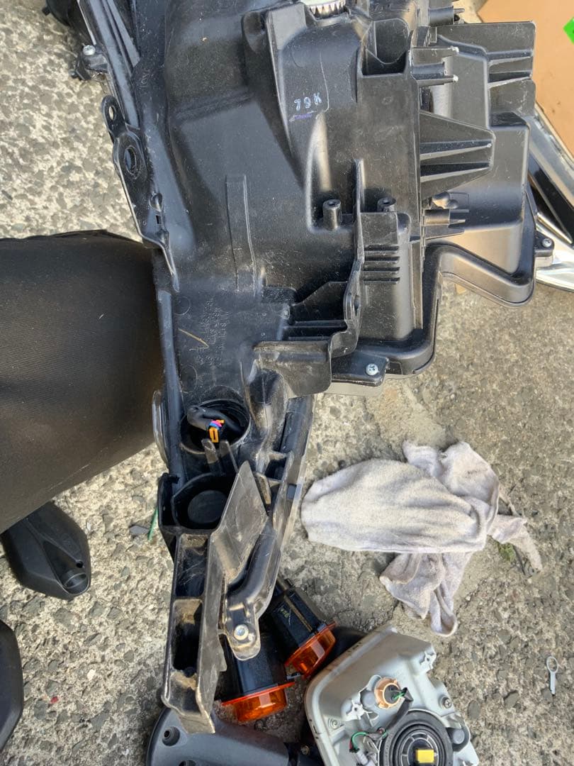 ZVW50 プリウス 右ヘッドランプ　前期 LED ヘッドライト