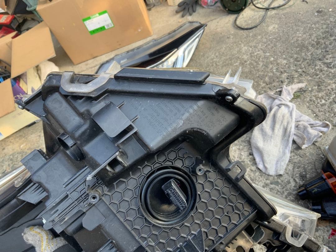 ZVW50 プリウス 右ヘッドランプ　前期 LED ヘッドライト