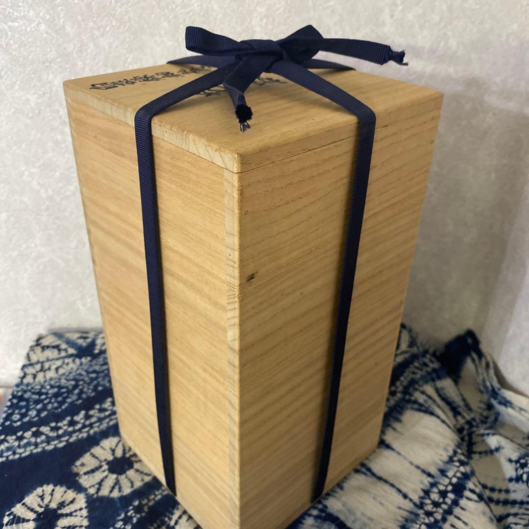 人間国宝　井上萬二　白磁緑釉牡丹文耳付花瓶