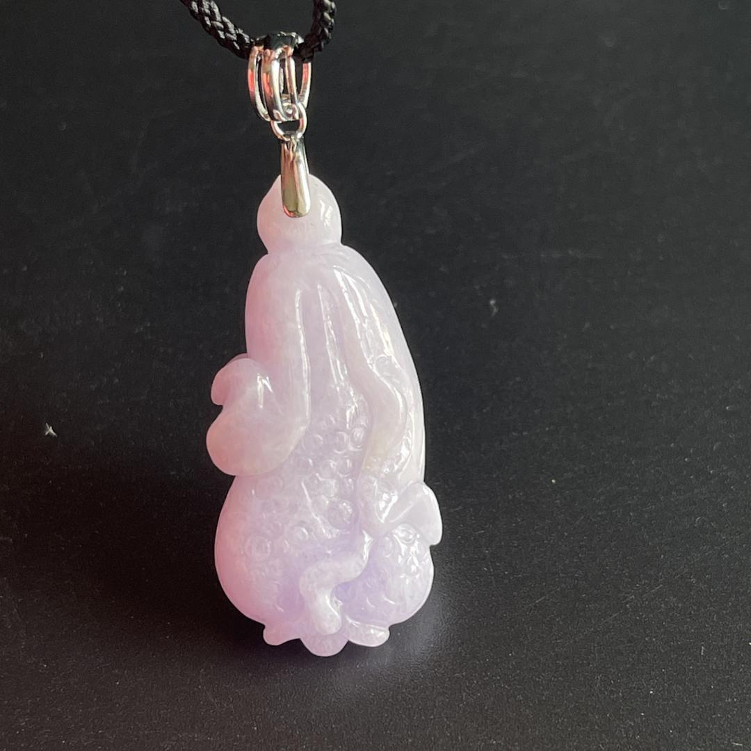 鑑別書付・無処理天然ミャンマー産本翡翠白菜ラベンダー金運アップペンダント8174