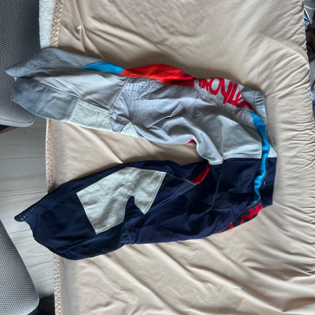 トロイリーデザインウェアと膝プロテクター