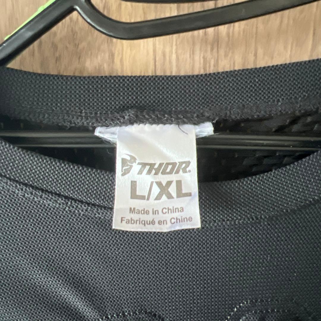 トロイリーデザインウェアと膝プロテクター