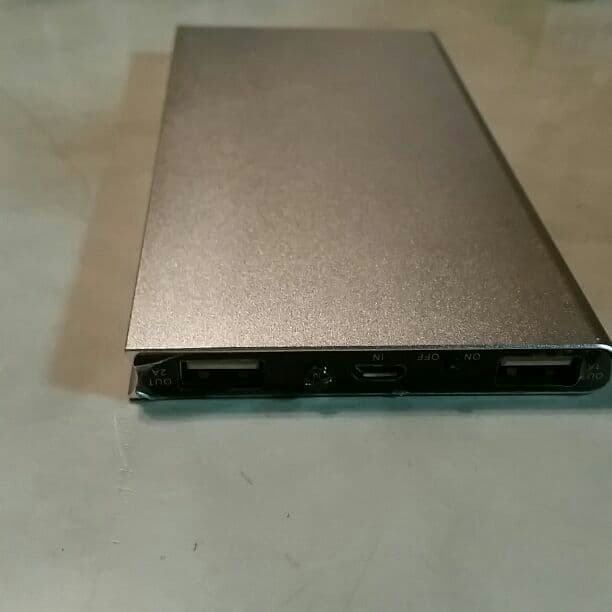 ３つで8000円、バラ売りありです！大容量薄型モバイル充電器、LEDライト付き