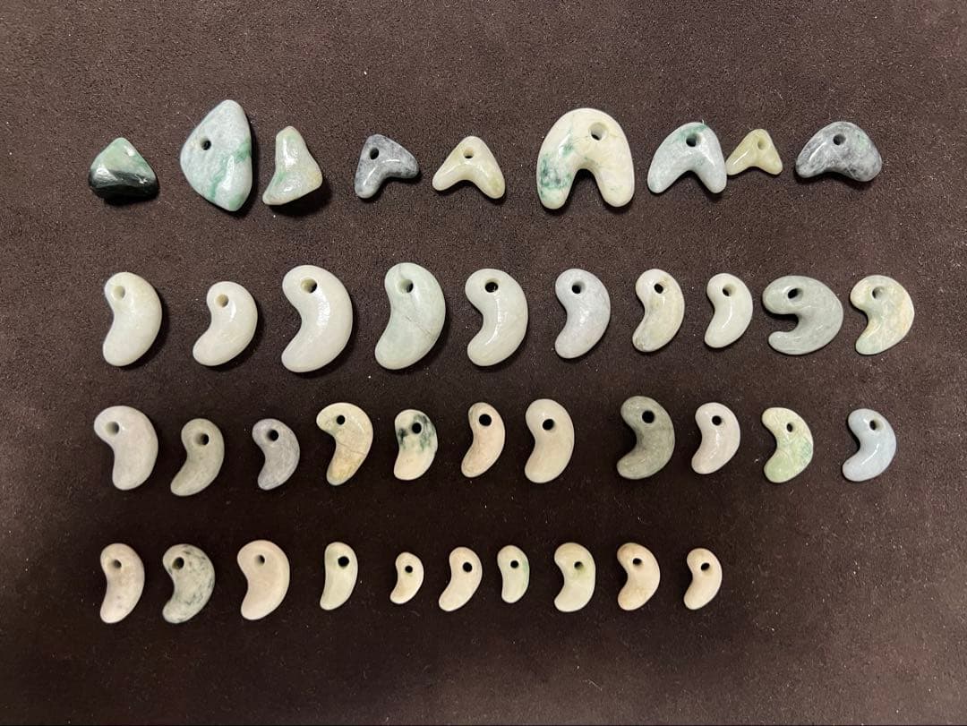 糸魚川翡翠　勾玉　40点まとめ売り