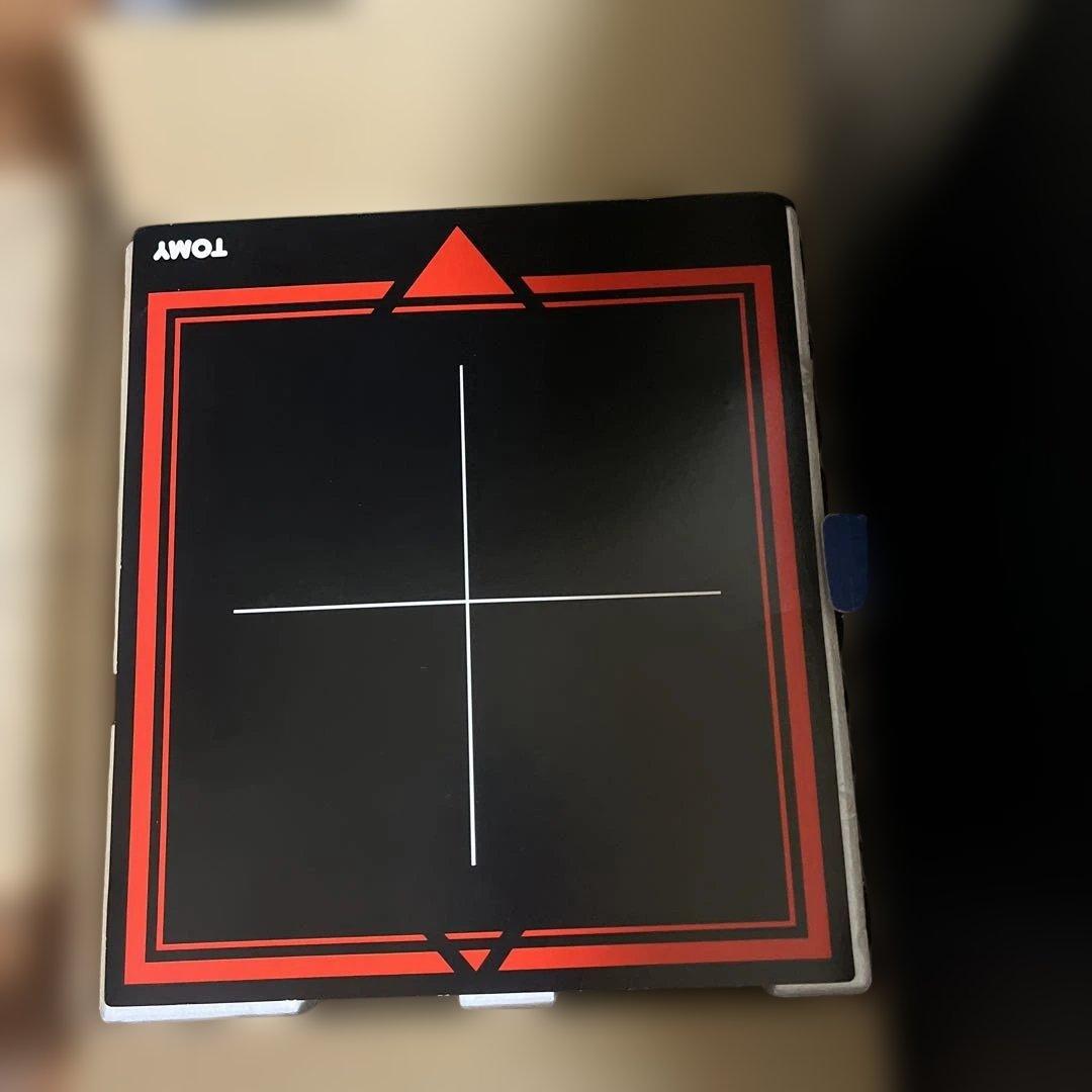 オムニボットたぶん初代のかと思います箱の色は白ですがロボットの色はゴールドです、