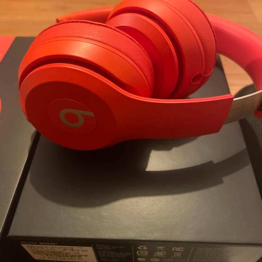 ワイヤレスヘッドホン Beats Solo3レッド