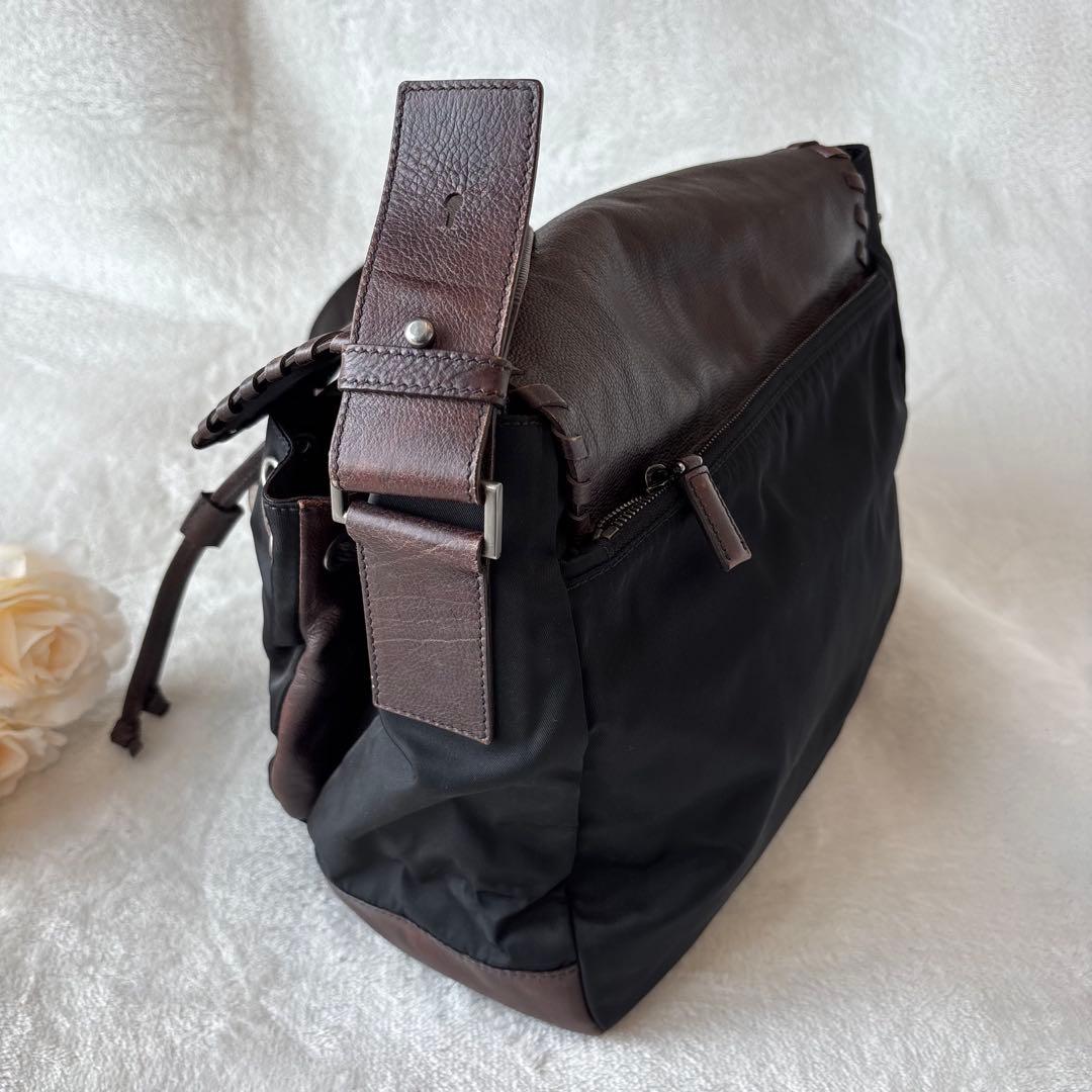 プラダ ショルダーバッグ メッセンジャーバッグ　大容量エンボスロゴ 鞄