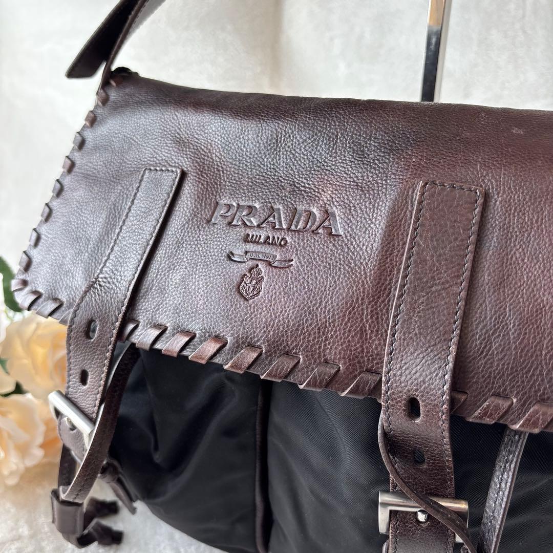 プラダ ショルダーバッグ メッセンジャーバッグ　大容量エンボスロゴ 鞄