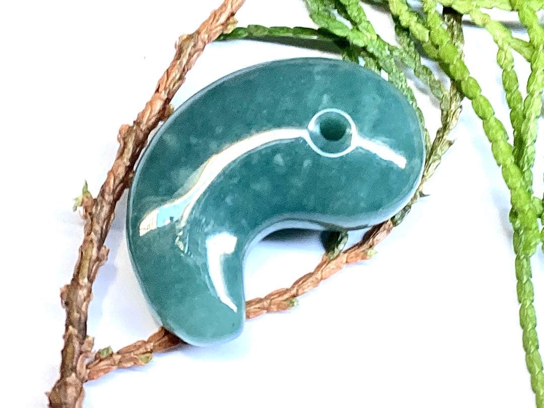 ✳糸魚川翡翠コン沢青緑色勾玉　希少数の幸運呼び込む吉祥*雪輪文様入り　鑑別書付‼️