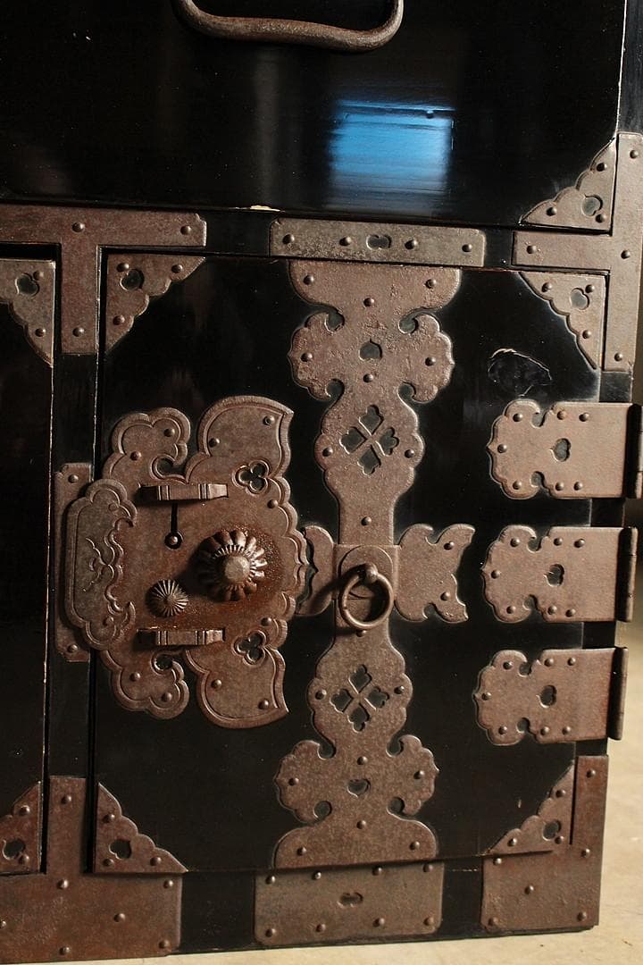 綺麗な時代庄内箪笥　扉付き