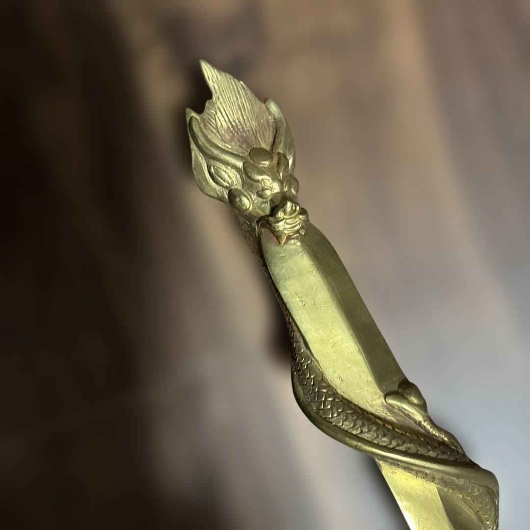 金色の装飾剣型置物　龍