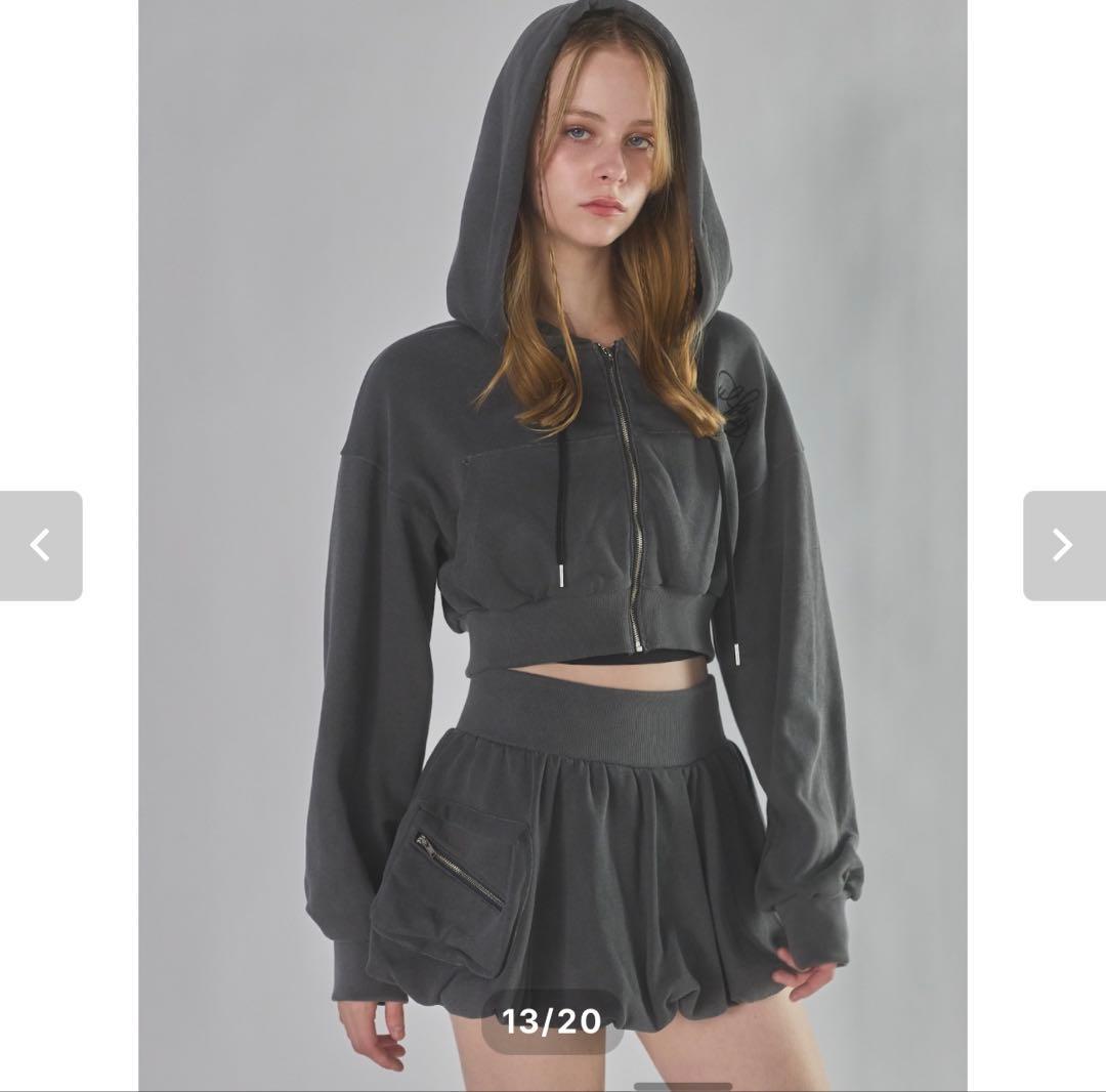 Lillilly 羽の刺繍付きクロップドフーディ