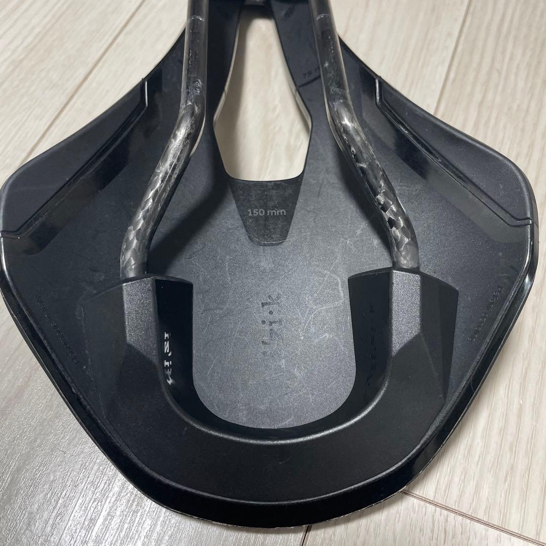 フィジーク TEMPO ARGO R1 サドル 150mm幅 ブラック