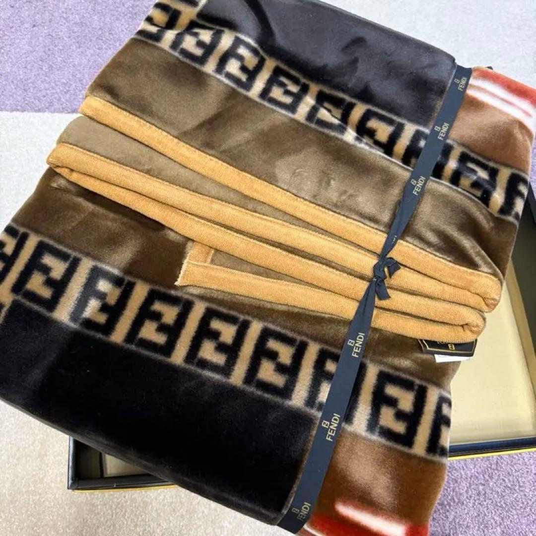 FENDI フェンディ　ハーフブランケット