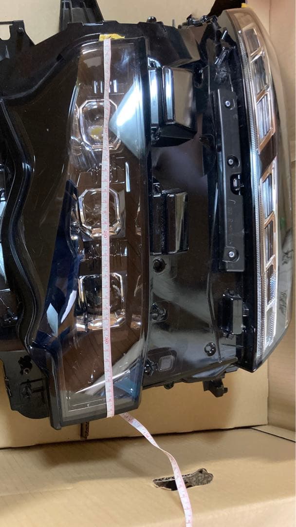 トヨタ　ヴォクシーZRA90W ヘッドライト右