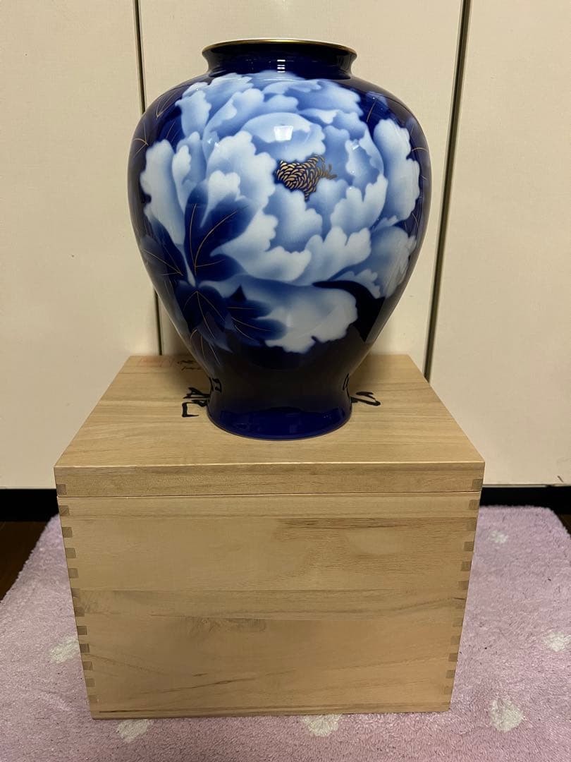 【未使用・宮内庁御用達】瑠璃牡丹 花瓶 金彩 有田焼 桐箱付き